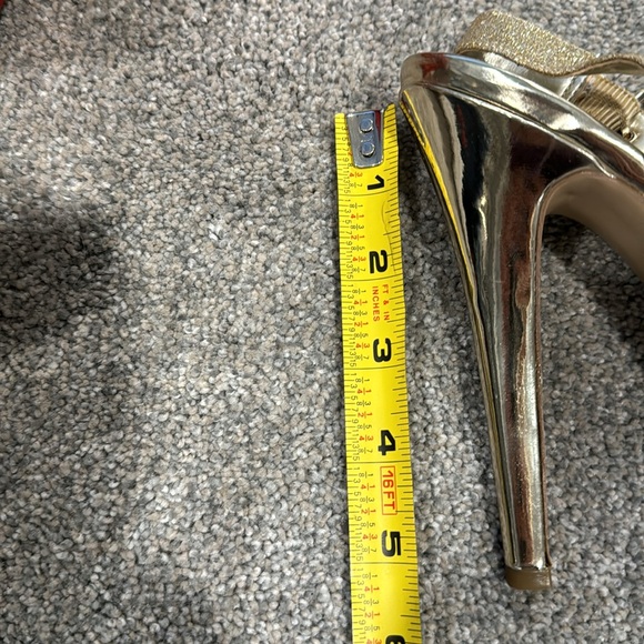 Guess platform peep toe shoes. size 8. Heel height is 5” - Picture 4 of 6